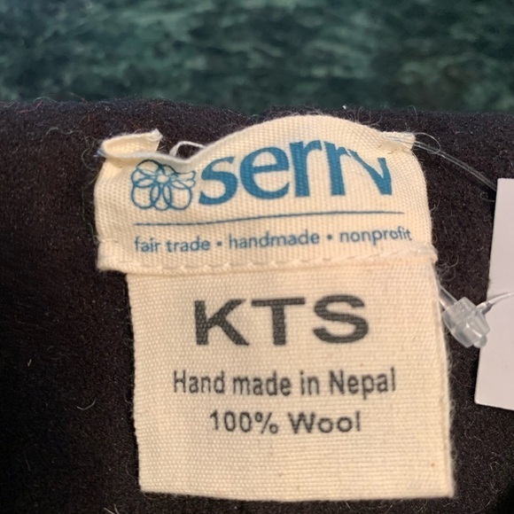 Serrv handmade 100% wool Nepal knit Pom hat